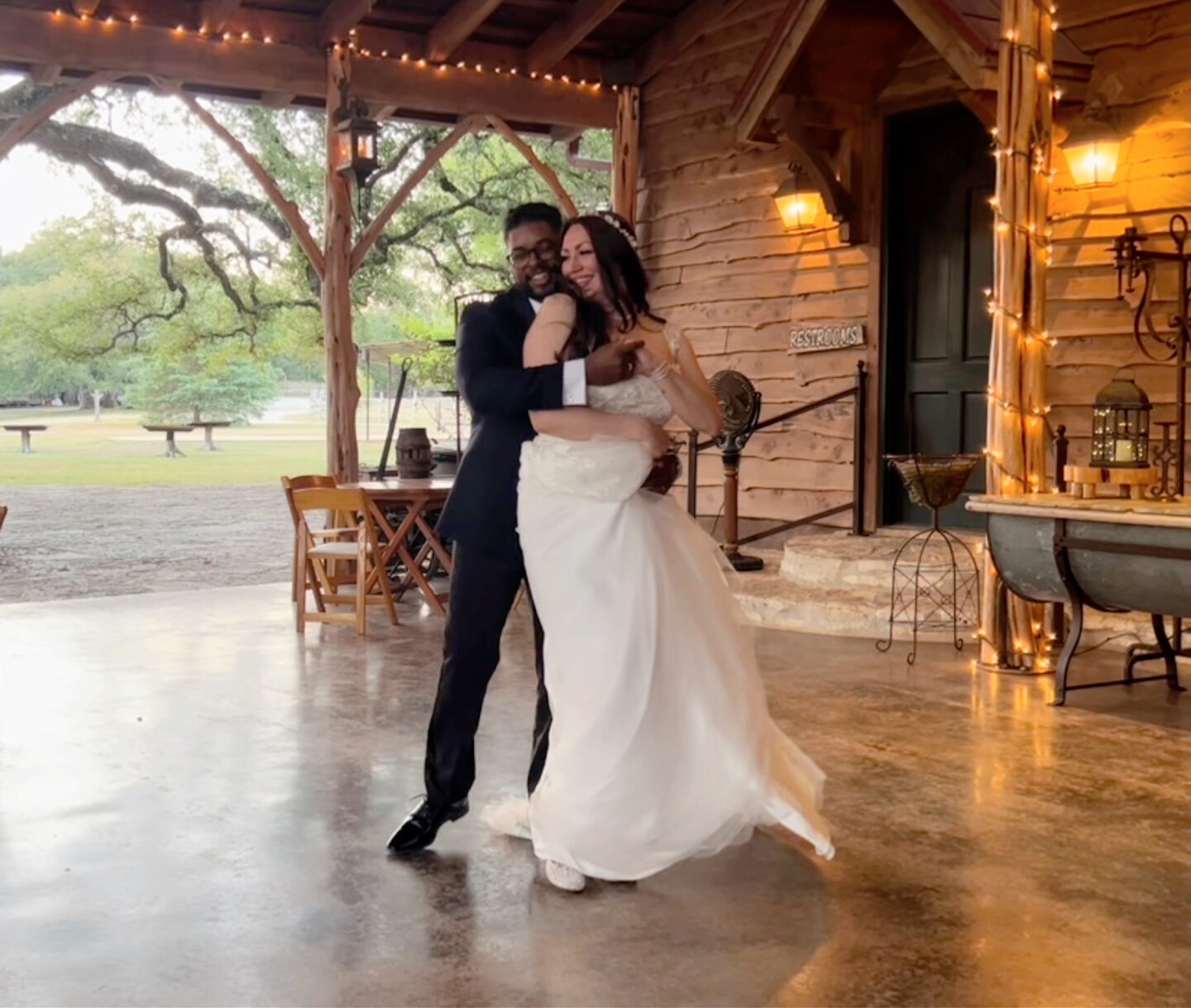 Couple finishing their wedding dance with a dip